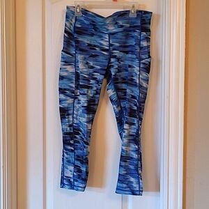 Size 8 lululemon running capris pockets